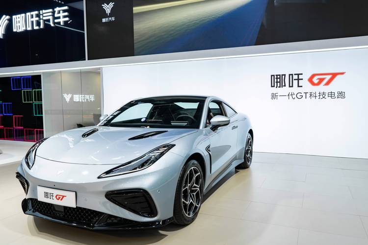 重庆324哪吒汽车在智能汽车领域的表现，领途汽车在新能源汽车市场中的影响力